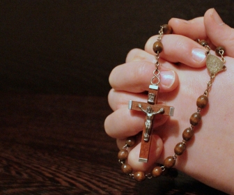 sennik Romans z księdzem